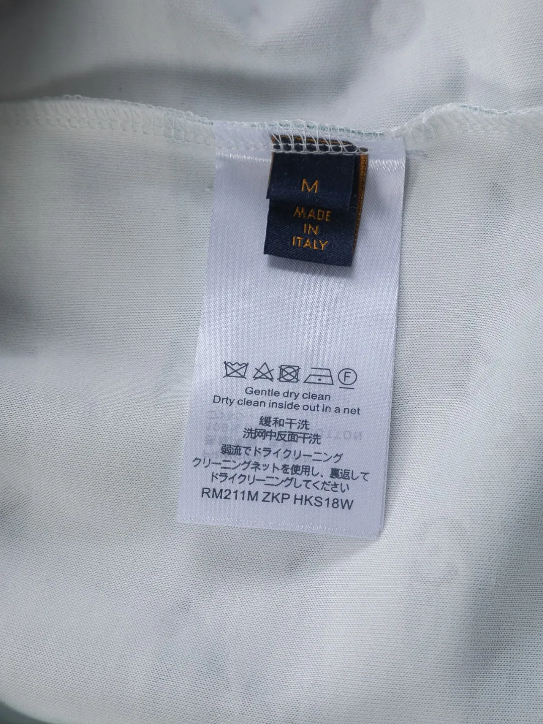🅿️210 Louis Vuitton 1V LV micro-wide version S-XL LV 26ss new product counters are on the shelves at the same time. Multiple craftsmanship, composite fabrics, all-over cutting🔥Fire flower clouds☁️letter logo🪡 embroidery, round neck short-sleeved T-shirt, same style for men and women! Consigned to one-to-one creation. Synchronized with the official website, pure cotton fabrics at the counter! It is close to the skin and comfortable, durable and easy to wear. It has a classic and simple logo design and meticulous original craftsmanship. Short-sleeves, a must-have item for men, do not appear to be the same for the general public, but must be unique and eye-catching. This LV short-sleeve is all about quality, comfort, the same shape and fashion as always, including fabrics and cutting techniques. All of them have been made with great effort! 320 grams of washed pure cotton fabric, pure cotton is breathable, very refreshing and comfortable for daily wear. The rib knitting on the neckline is smooth and tight, and the neckline will not be skewed if you toss it at will. The loose version, you will find that it looks really good on the upper body. The overall is minimalist and neat, super versatile for daily use! Pair it casually with a pair of pants for a youthful look. A T-shirt will make your outfit crazy. It is a fashionable item that can never go wrong! Color: Black White Gray Purple Size: S-XL Size chart: S: Shoulder width 50-Bust 56-Length 70 M: Shoulder width 52-Bust 57-Length 72 L: Shoulder width 54-Bust 59-Length 74 XL: Shoulder width 56-Bust 62-Length 76